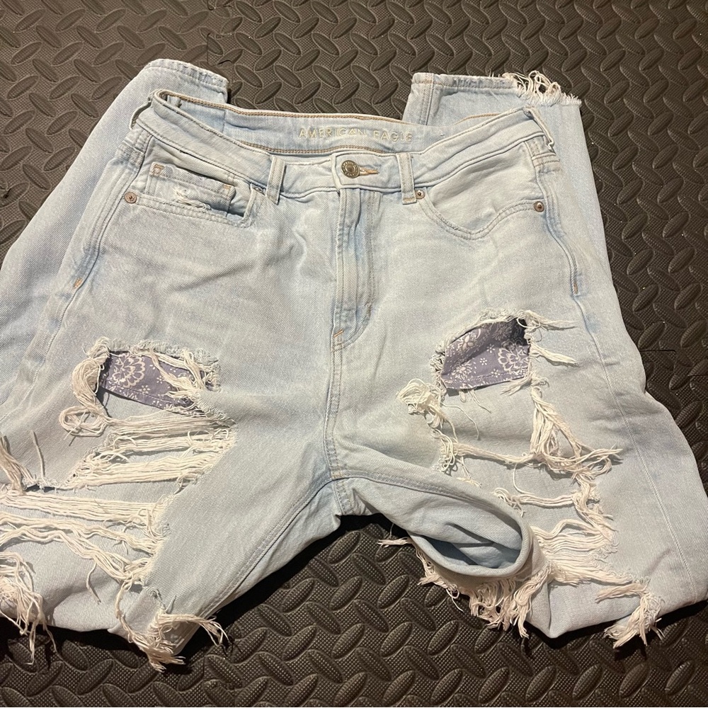 American Eagle Outfitters Light Wash Ripped Mom Jeans size 8 - Picture 3 of 6